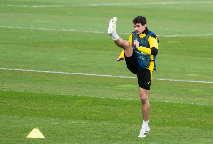 Dortmunds Mats Hummels macht eine Übung beim Training.