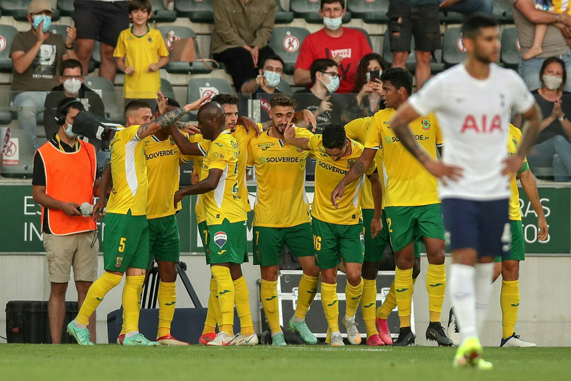 Die Spieler von Pacos de Ferreira feiern im Hintergrund das Tor zum 1:0 gegen Tottenham am 19. August 2021, Cristian Romero ist bedient.