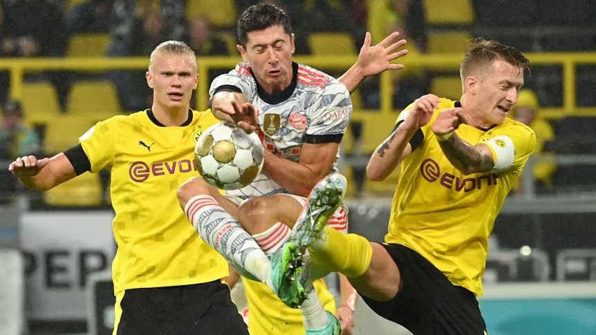 Erling Haaland und Robert Lewandowski beim Supercup-Spiel Borussia Dortmund gegen FC Bayern München