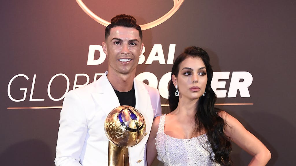 Cristiano Ronaldo steht mit seiner Auszeichnungen vom 10. Globe Soccer Award neben seiner Lebenspartnerin Georgina Rodriguez.&nbsp;