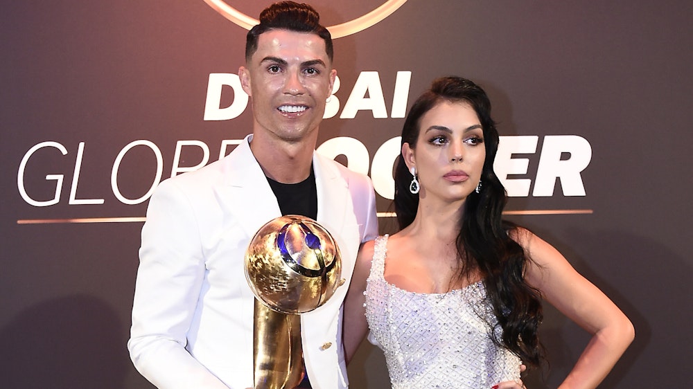 Cristiano Ronaldo steht mit seiner Auszeichnungen vom 10. Globe Soccer Award neben seiner Lebenspartnerin Georgina Rodriguez.