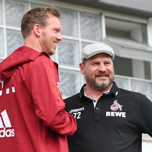 FC Bayern München - 1. FC Köln: Bayerns Trainer Julian Nagelsmann (l) und Kölns Trainer Steffen Baumgart unterhalten sich vor dem Spiel.