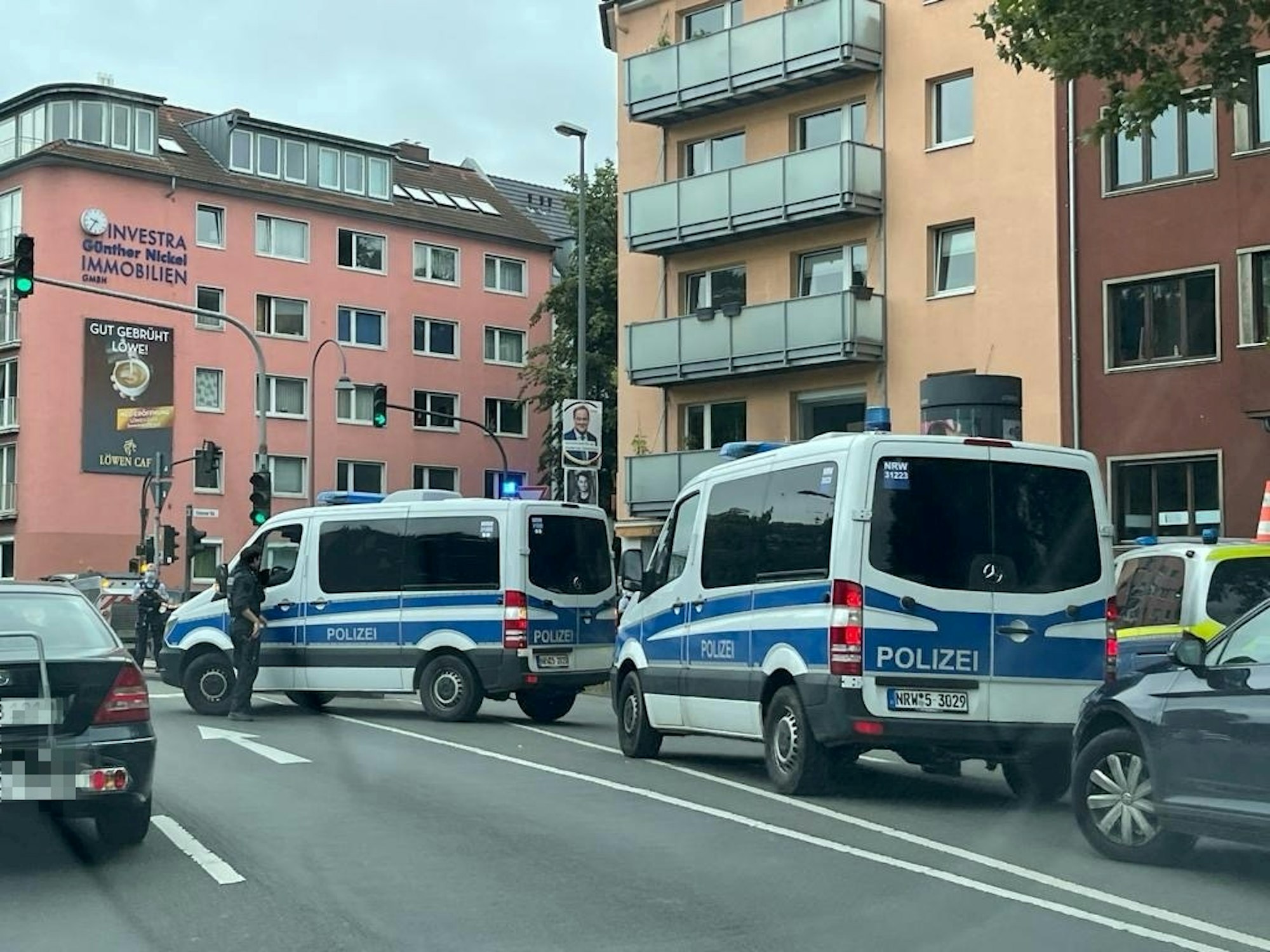 Polizeiwagen stehen an der Universitätsstraße in Köln-Lindenthal