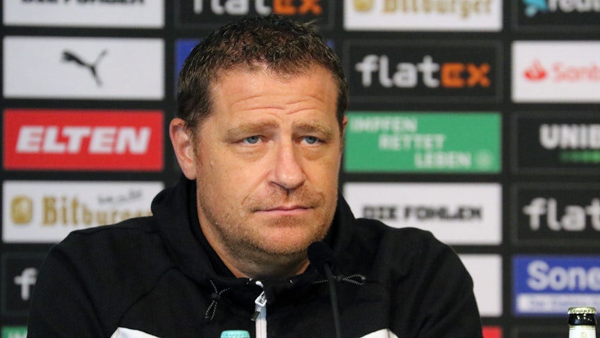 Gladbach-Manager Max Eberl auf der Pressekonferenz im Borussia-Park am 19. August 2021. Der 47-Jährige blickt in den Presseraum.