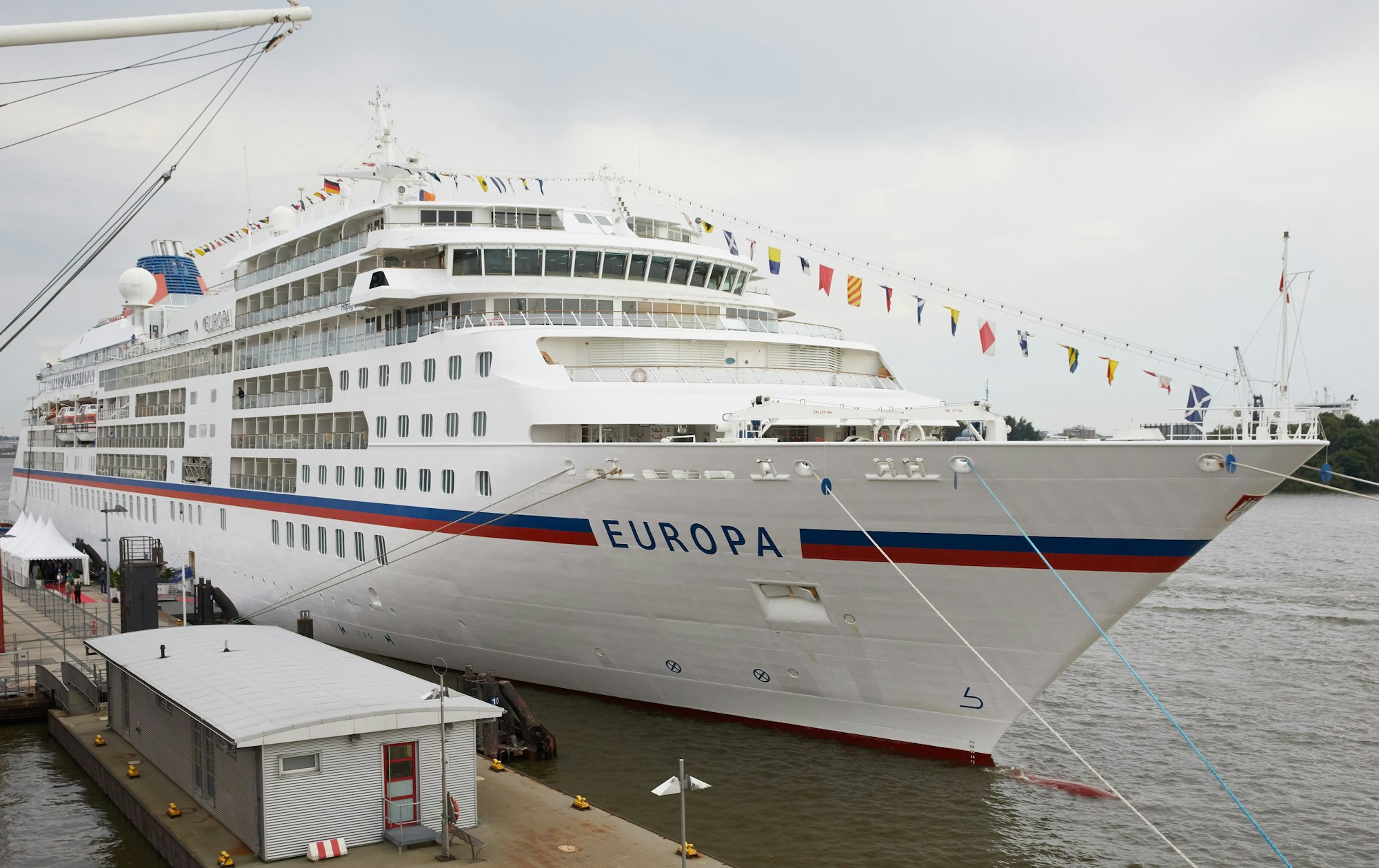 Das Kreuzfahrtschiff MS Europa liegt im Jahr 2019 in Hamburg am Pier an der Überseebrücke.