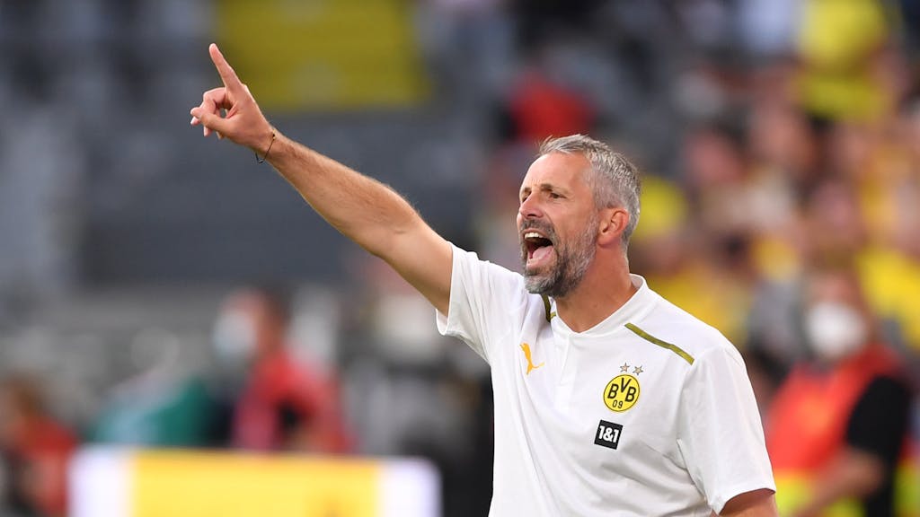 Dortmunds Trainer Marco Rose gibt Anweisungen.
