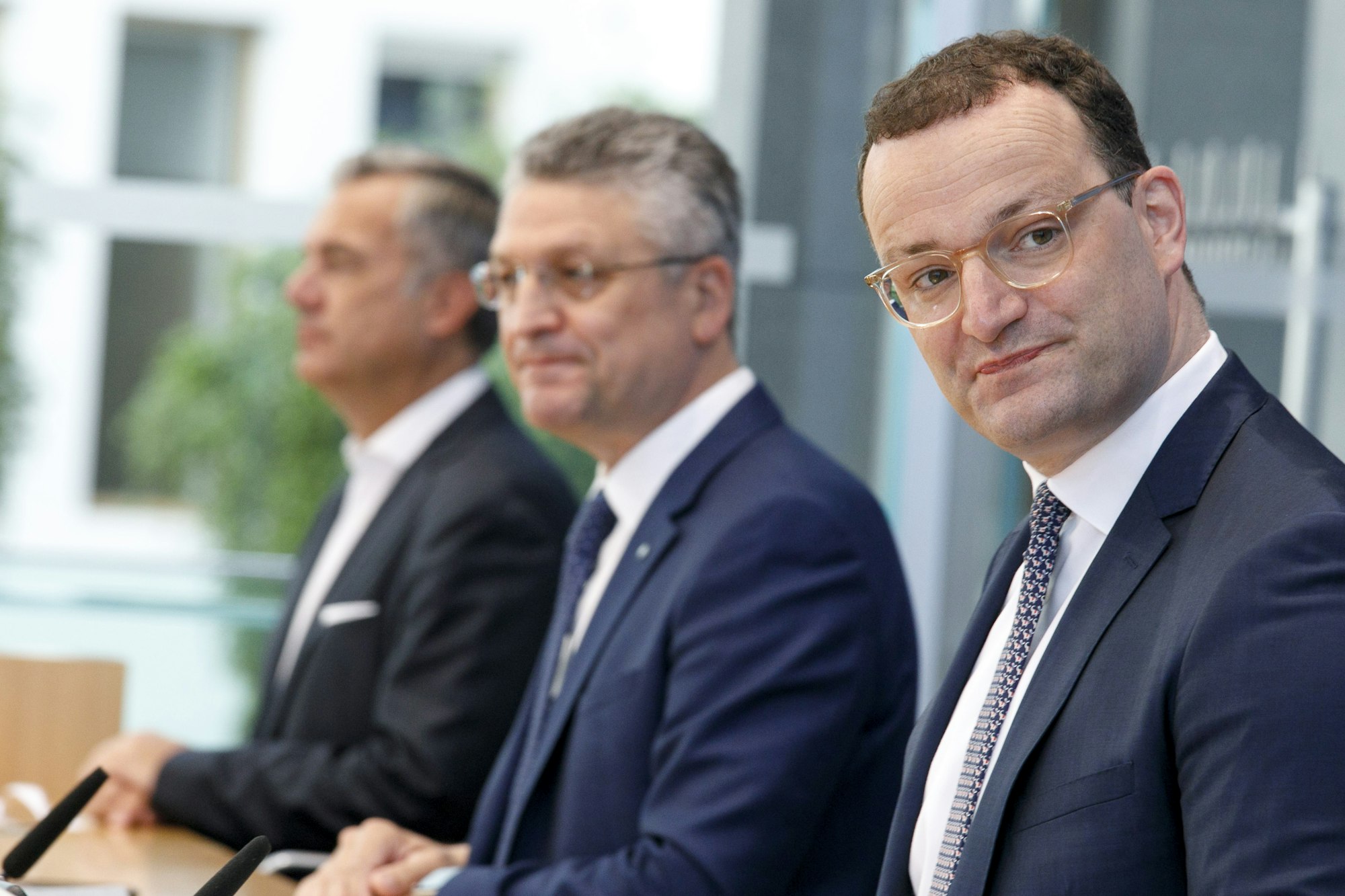 Jens Spahn (CDU, r-l), Bundesminister für Gesundheit, Lothar H. Wieler, Präsident Robert Koch-Institut (RKI) und Ralf Franke Gesundheitsmanagment Siemens, geben eine Pressekonferenz.