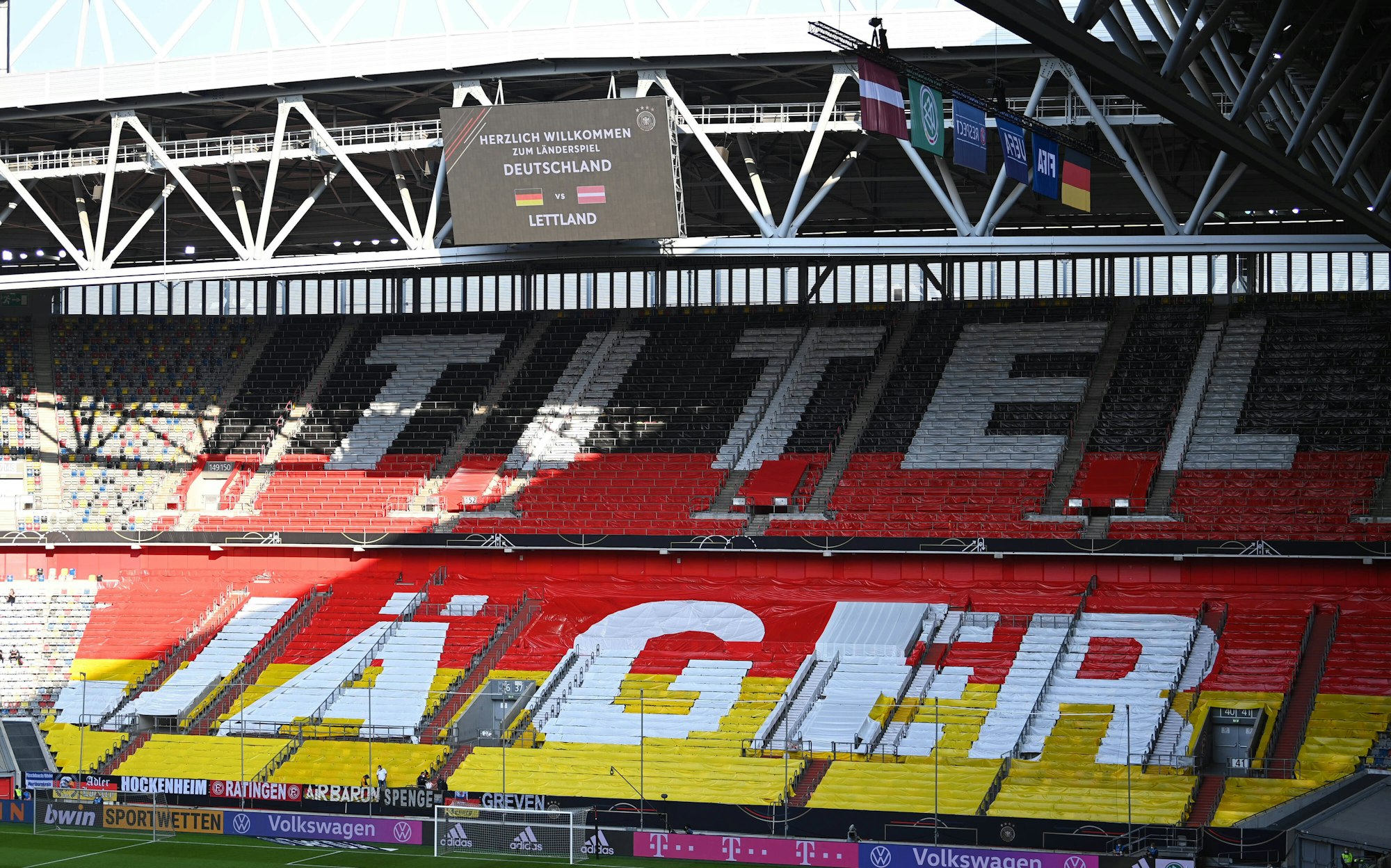 Im Stadion von Düsseldorf ist der Schriftzug,,Titeljäger‘‘ zu lesen.
