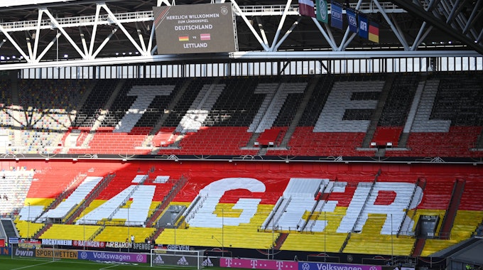 Im Stadion von Düsseldorf ist der Schriftzug ,,Titeljäger‘‘ zu lesen.
