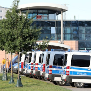Zahlreiche Mannschaftswagen der Polizei stehen vor dem Ost-Derby zwischen Hansa Rostock und Dynamo Dresden in Rostock bereit.
