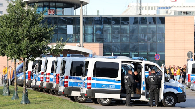 Zahlreiche Mannschaftswagen der Polizei stehen vor dem Ost-Derby zwischen Hansa Rostock und Dynamo Dresden in Rostock bereit.