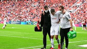 Gladbachs Stefan Lainer verletzte sich beim Bundesliga-Spiel in Leverkusen schwer, hat sich womöglich den Knöchel gebrochen.
