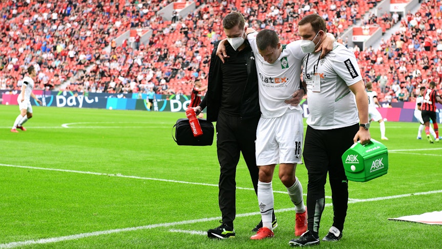 Gladbachs Stefan Lainer verletzte sich beim Bundesliga-Spiel in Leverkusen schwer, hat sich womöglich den Knöchel gebrochen.