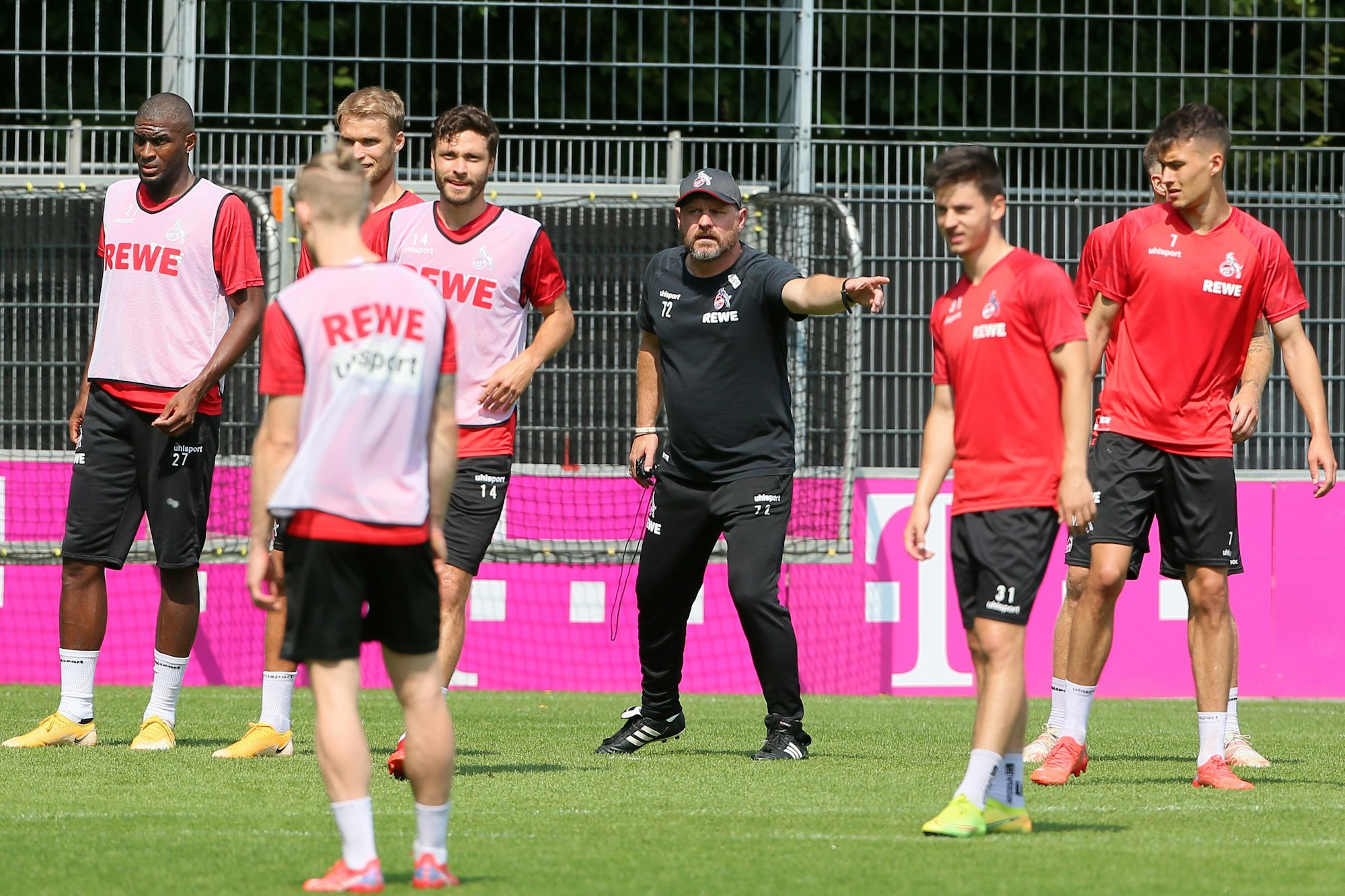 Steffen Baumgart gibt beim Training des 1. FC Köln Anweisungen