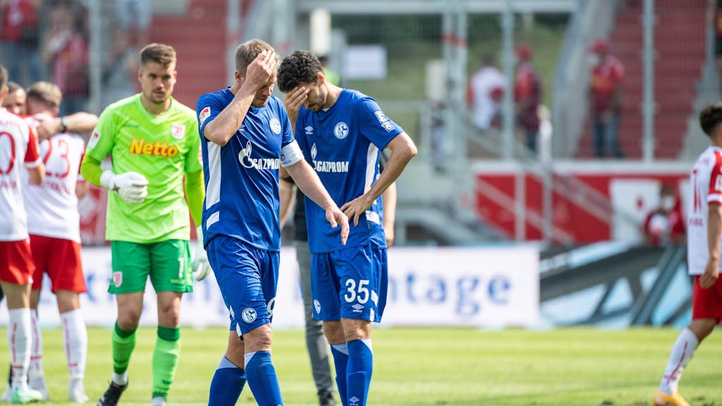 Simon Terodde (l.) und Marcin Kaminski von Schalke verlassen nach dem Spiel in Regensburg den Platz.&nbsp;&nbsp;
