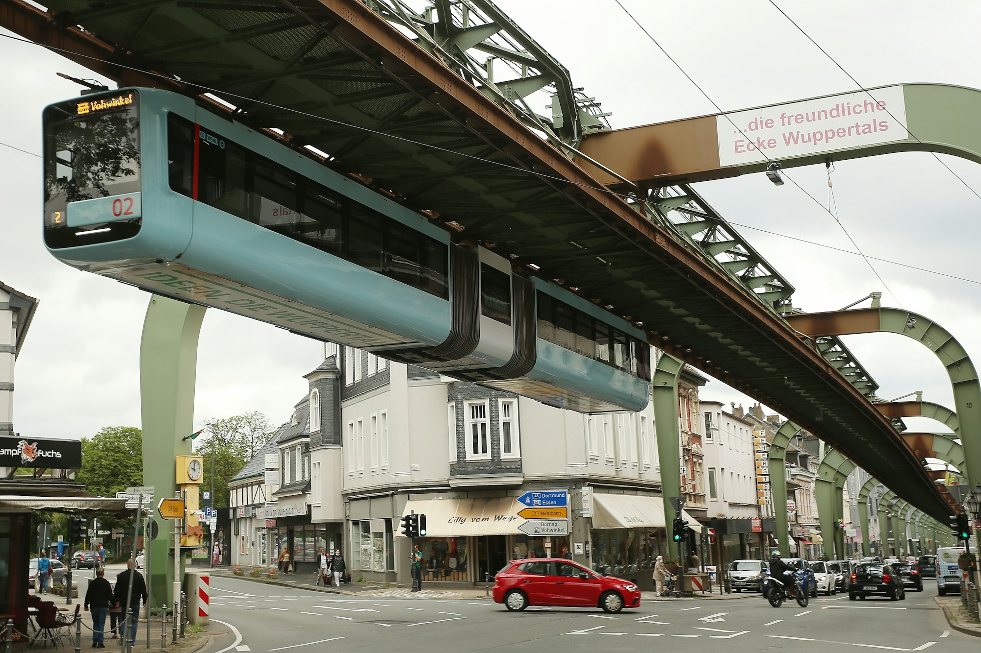 Eine Schwebebahn fährt im Wuppertaler Ortsteil Vohwinkel.