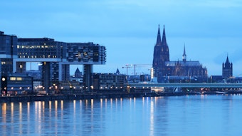 Der Dom (r.) und die Kranhäuser (l.) im Rheinauhafen.