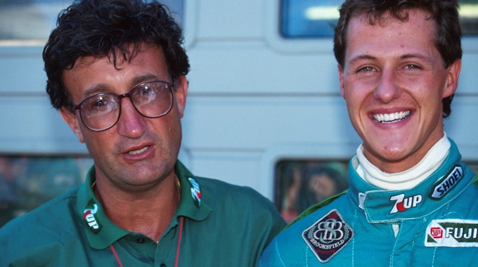 Michael Schumacher und Eddie Jordan stehen an der Rennstrecke in Spa nebeneinander.