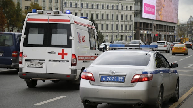 Ein Krankenwagen fährt am 23. Oktober 2017 in Moskau (Russland) an einem Polizeiauto vorbei.