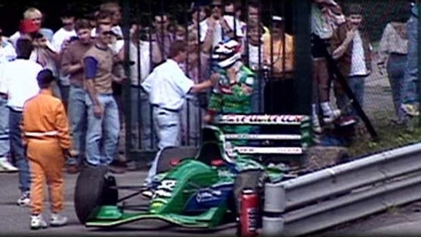 Michael Schumachers Jordan steht in Spa neben der Rennstrecke.