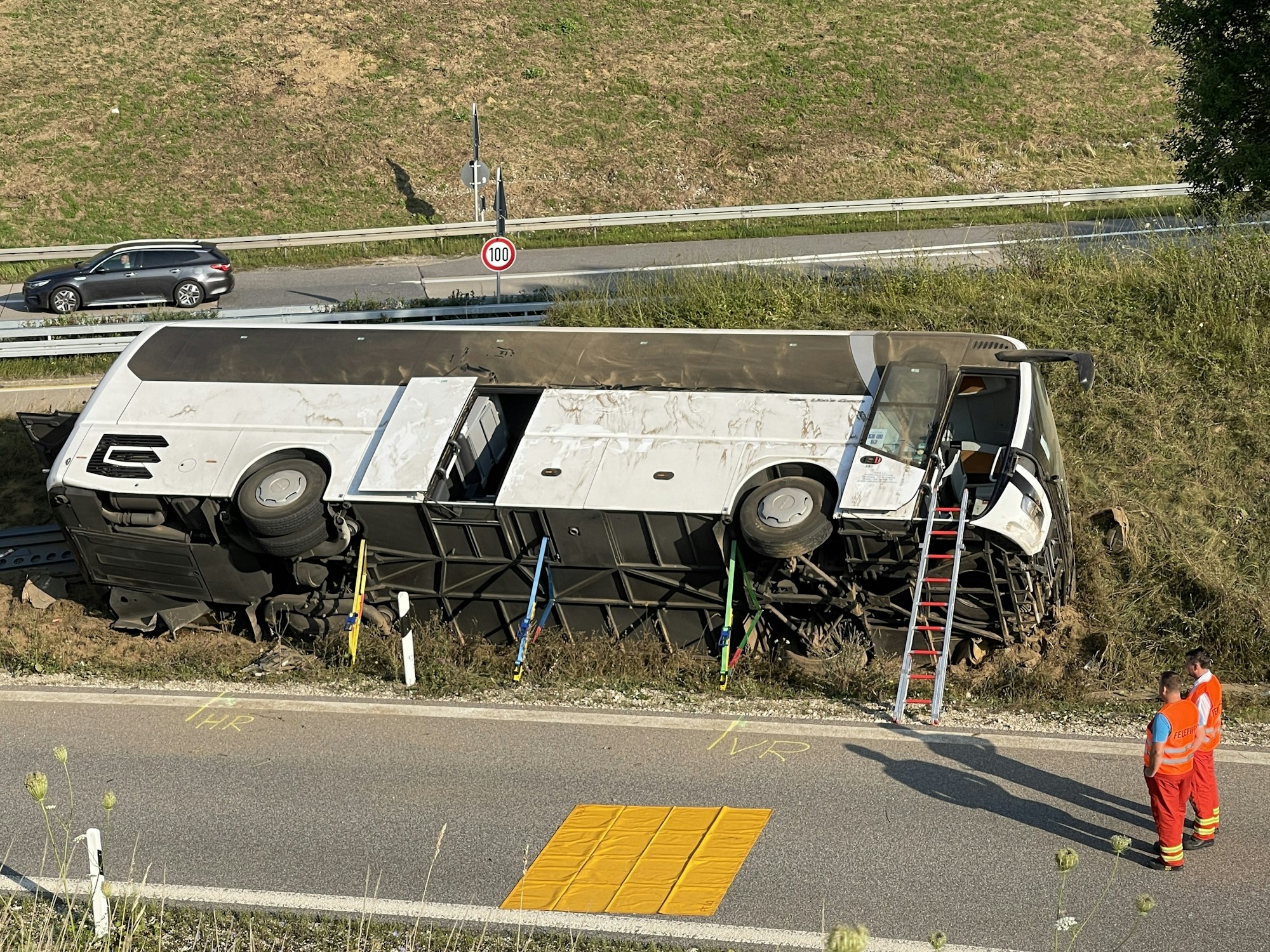 Ein umgekippter Reisebus liegt an der Straße. Bei dem Busunfall im niederbayerischen Landkreis Kelheim sind zwei Menschen schwerverletzt worden.