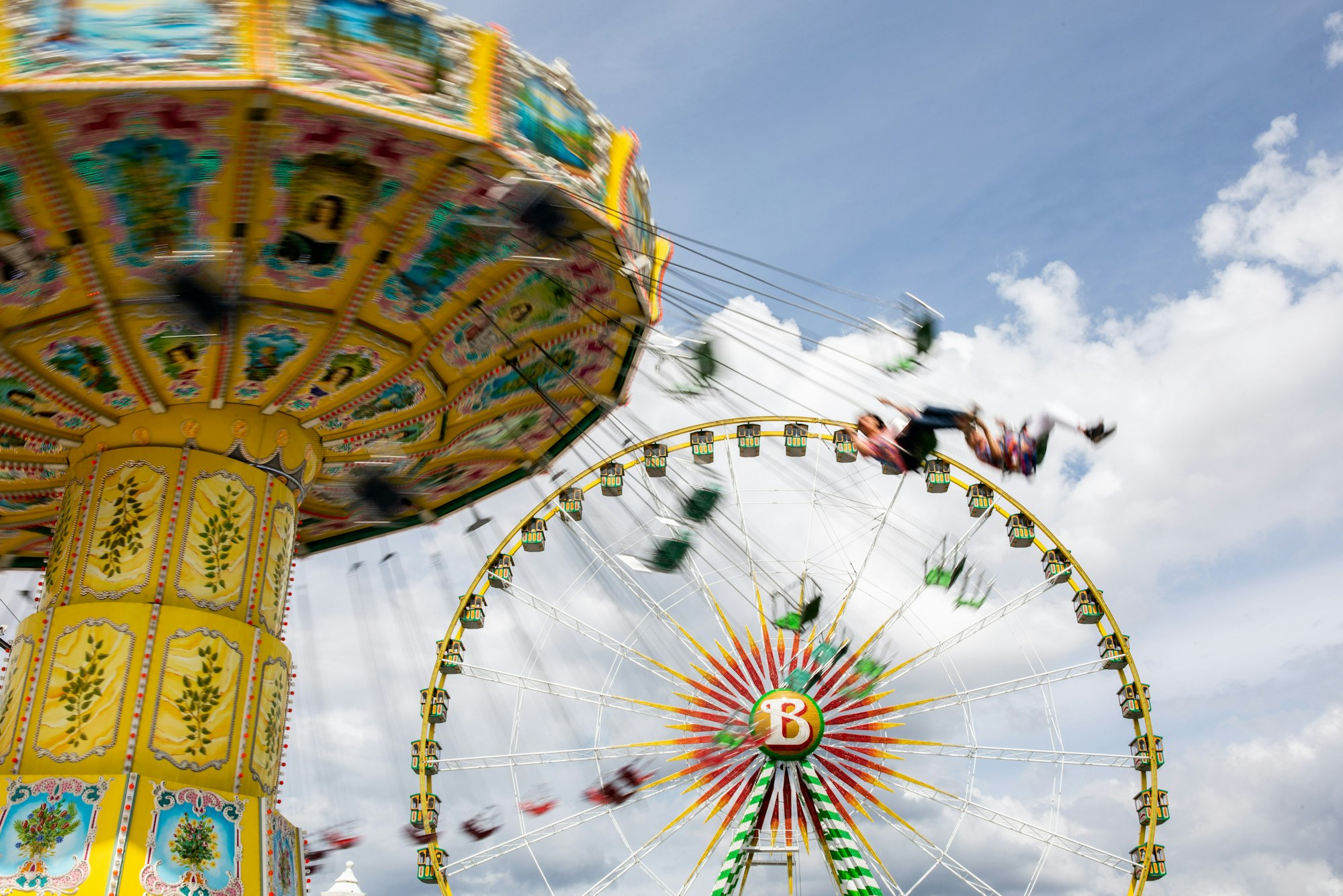 Besucher fahren auf dem Pop-Up-Freizeitpark «Düsselland» mit einem Riesenkettenkarussell.