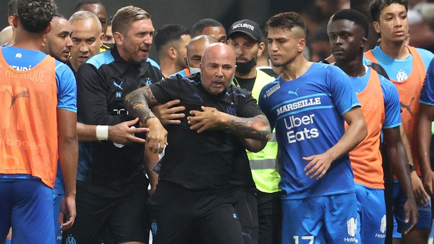 Marseilles Trainer Jorge Sampaoli muss von seinen Spielern beruhigt werden.