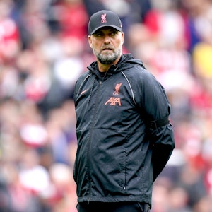 Trainer Jürgen Klopp vom FC Liverpool beobachtet die Spieler beim Aufwärmen vor dem Spiel.