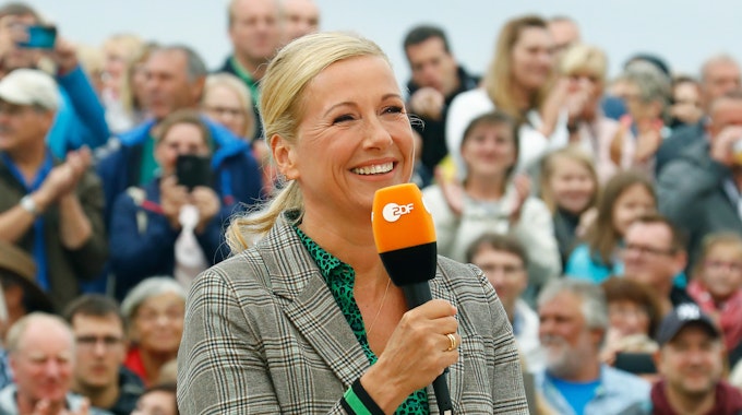 Andrea Kiewel moderiert seit dem Jahr 2000 den ZDF-Fernsehgarten. Hier zu sehen bei einer Moderation am 5. Mai 2020.