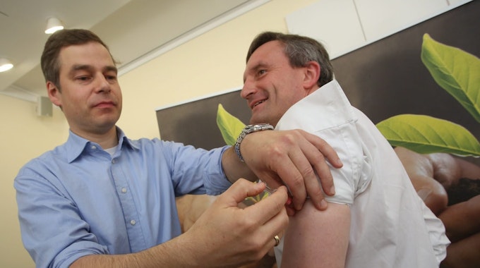 Gesundheitsamtsleiter Dr. Klaus Göbels (l.) bei einer Impfung seines früheren Chefs Thomas Geisel.