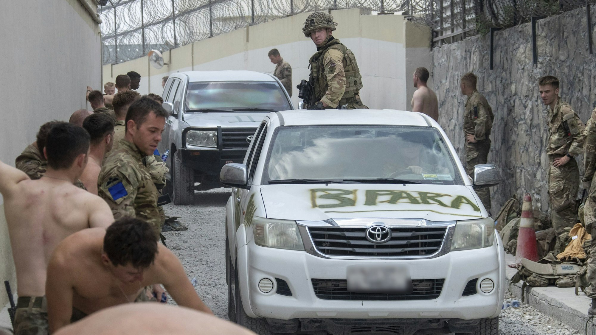 Angehörige der britischen Streitkräfte bei der Evakuierung von Personal am Flughafen in Kabul.