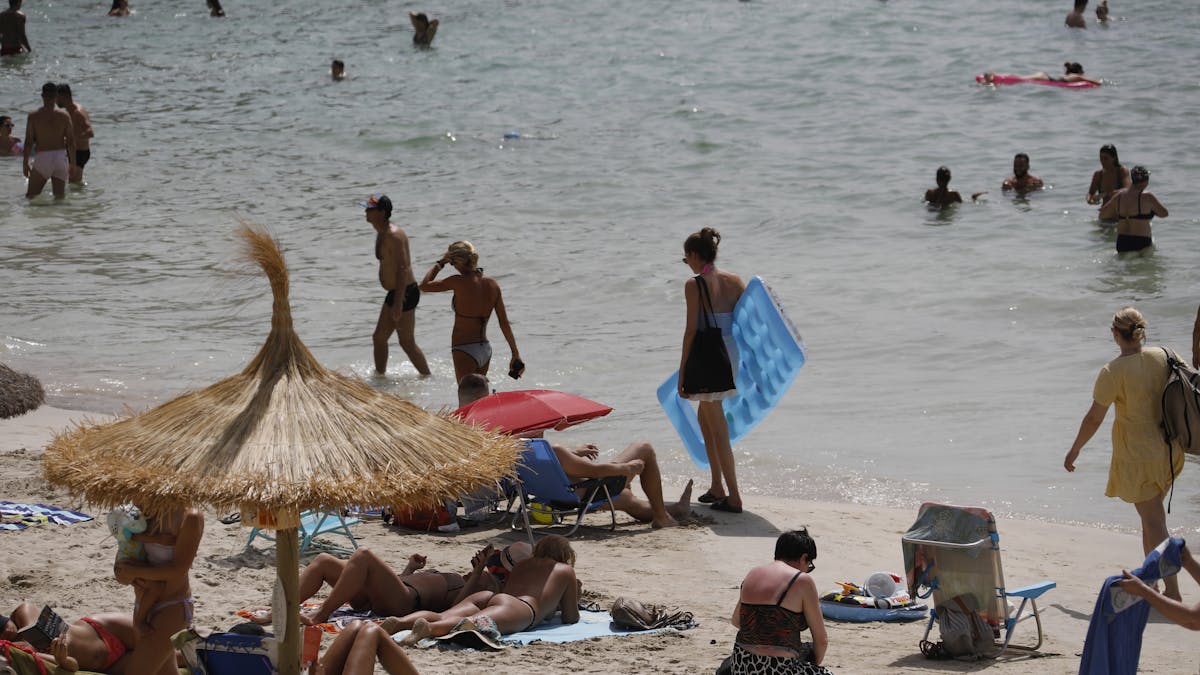 Die beiden Frauen sind beim Schwimmen plötzlich untergegangen (hier ein Archivfoto vom 21. August 2021 von einem Strand auf Mallorca).