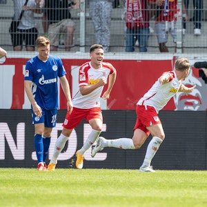 Steve Breitkreuz und Andreas Albers bejubeln einen Treffer von Jahn Regensburg.