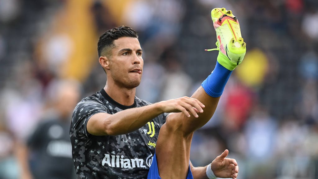 Cristiano Ronaldo hebt sein Bein beim Warmmachen auf Kopfhöhe.&nbsp;