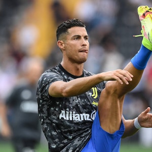 Cristiano Ronaldo hebt sein Bein beim Warmmachen auf Kopfhöhe.