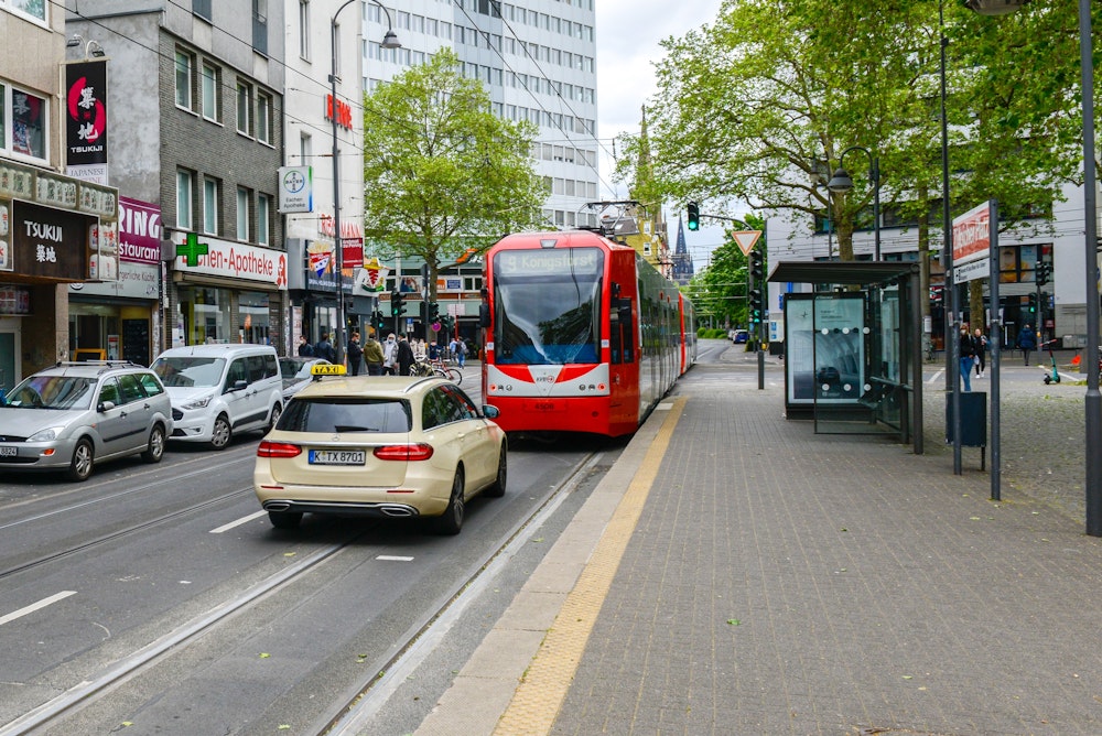 KVB-Bahn und Autos am Zülpicher Platz in Köln.