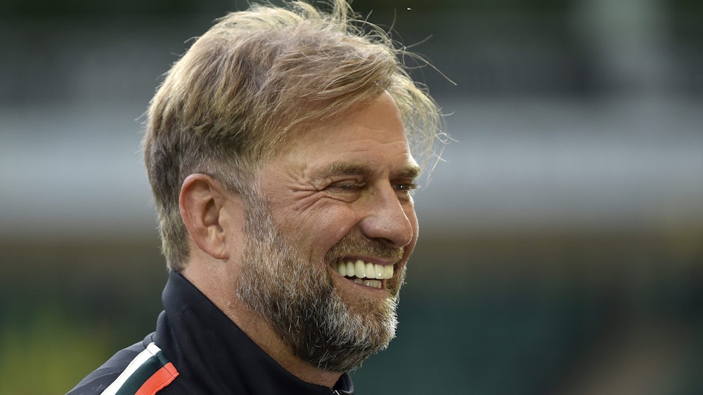 Jürgen Klopp lacht während eines Spiels des FC Liverpool.