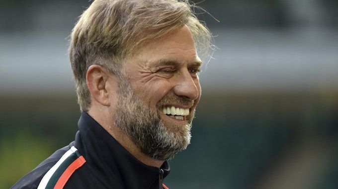 Jürgen Klopp lacht während eines Spiels des FC Liverpool.