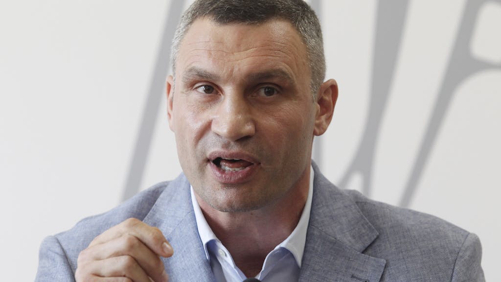Vitali Klitschko, ehemaliger Box-Profi und Bürgermeister von Kiew, spricht bei einer Pressekonferenz. Klitschko stellte sich am 25. Oktober 2020 zur Wiederwahl als Bürgermeister in der Hauptstadt.&nbsp;