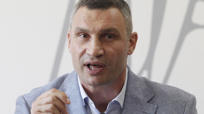 Vitali Klitschko, ehemaliger Box-Profi und Bürgermeister von Kiew, spricht bei einer Pressekonferenz. Klitschko stellte sich am 25. Oktober 2020 zur Wiederwahl als Bürgermeister in der Hauptstadt.