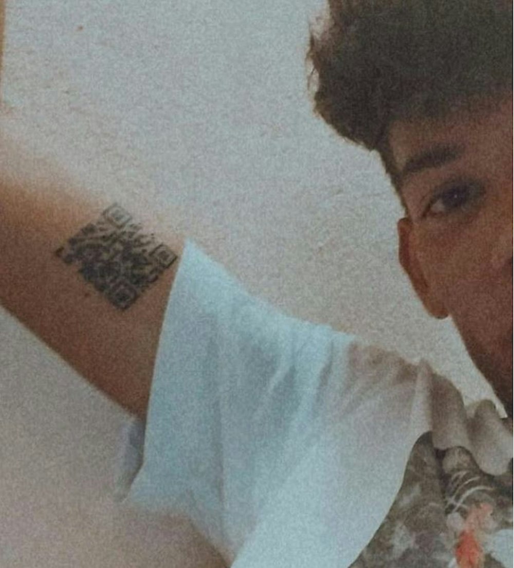 Der Italiener Andrea Colonnetta hat sich den QR-Code seines Impfpasses auf den Arm tätowieren lassen. Das Foto zeigt ihn auf einem Selfie, hochgeladen am 19. August auf Instagram.