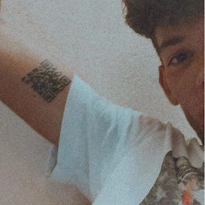 Der Italiener Andrea Colonnetta hat sich den QR-Code seines Impfpasses auf den Arm tätowieren lassen. Das Foto zeigt ihn auf einem Selfie, hochgeladen am 19. August auf Instagram.