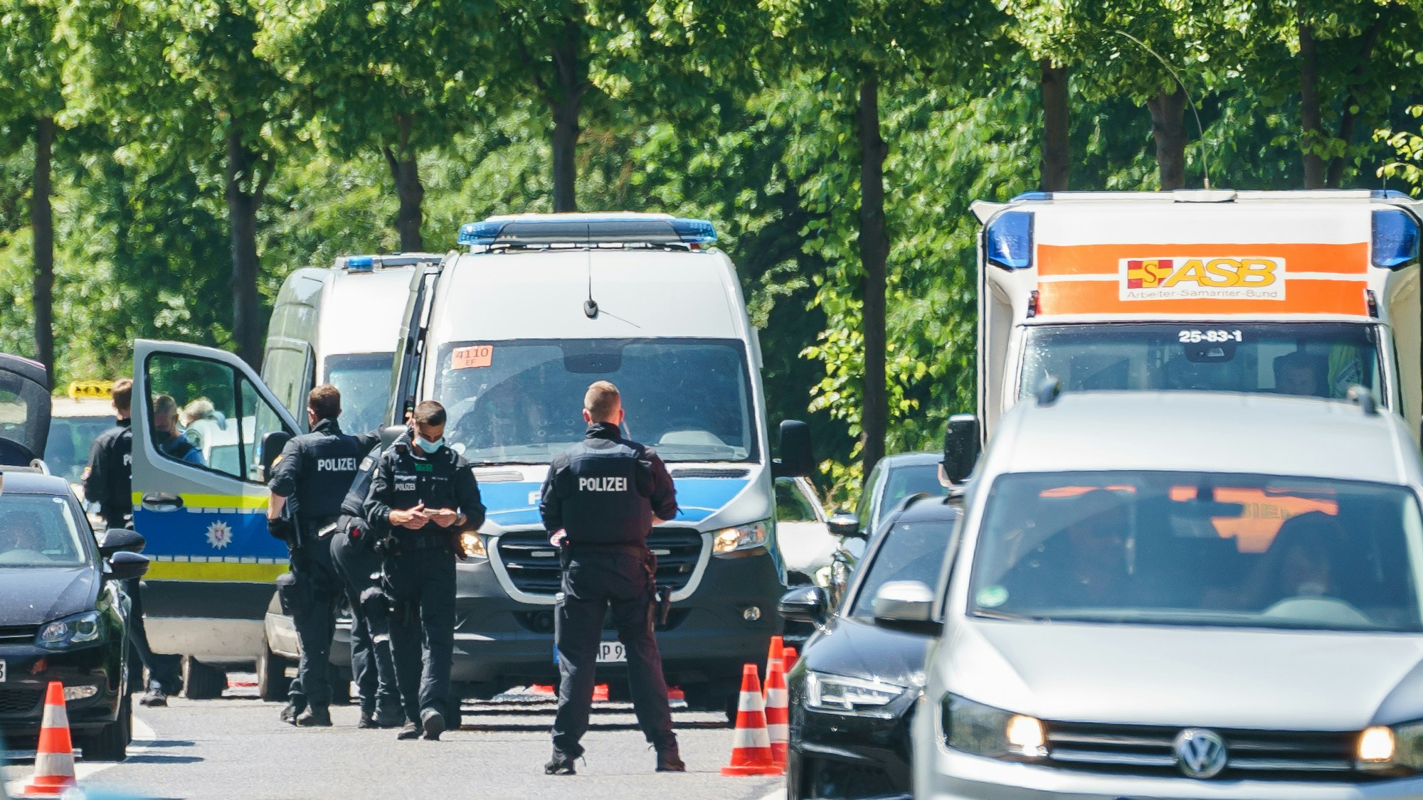 Die Polizei Kassel (hier ein anderer Einsatz) sucht unter Hochdruck nach dem Flüchtigen.