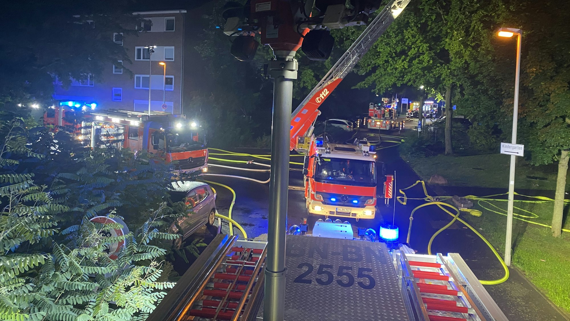 Feuerwehr und Rettungsdienst Bonn bei dem Einsatz in Bonn-Tannenbusch in der Nacht zum Sonntag (22. August).