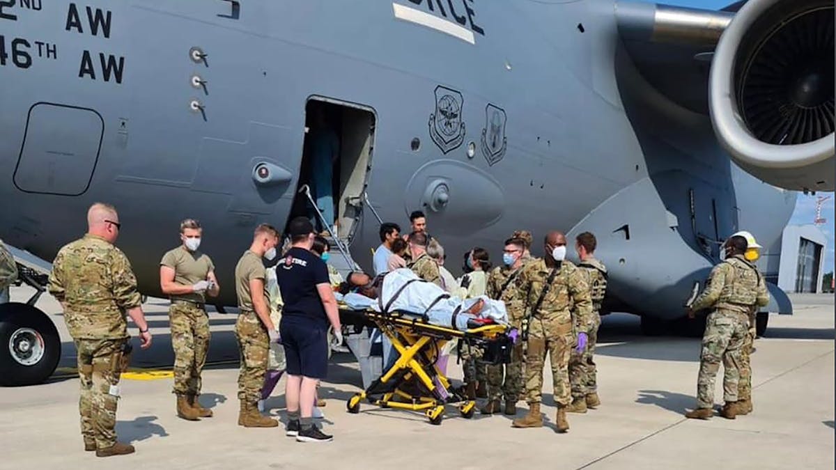 Am 22.08. zur Verfügung gestelltes Handout zeigt eine Trage mit einer Person, die auf dem US-Stützpunkt Ramstein aus einem US-Flugzeug geladen wird.