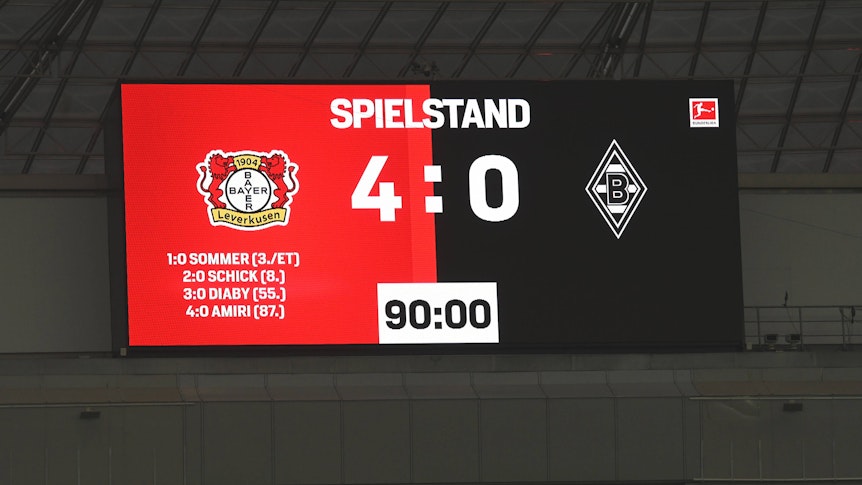 Die Anzeigetafel in der BayArena zeigt das bittere Endergebnis der Gladbacher bei Bayer Leverkusen am 21. August 2021.