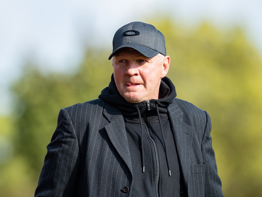 Stefan Effenberg, damaliger Sportdirektor vom KFC Uerdingen, steht vor dem Spiel am Spielfeldrand.