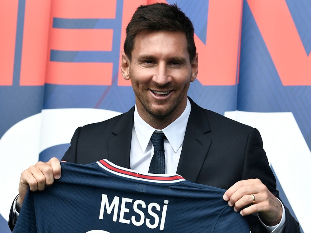Lionel Messi posiert mit seinem neuen Trikot von Paris Saint-Germain.