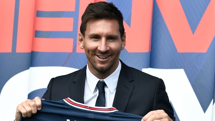 Lionel Messi posiert mit seinem neuen Trikot von Paris Saint-Germain.