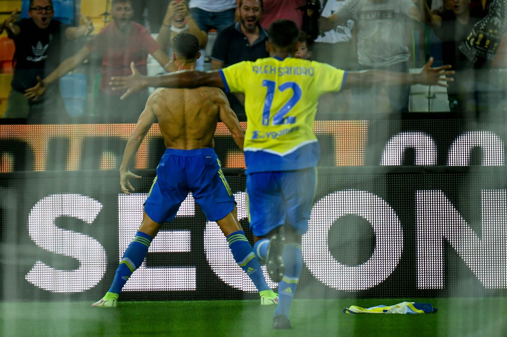 Oberkörperfrei feiert Ronaldo seinen scheinbaren Treffer zum Sieg gegen Udine.
